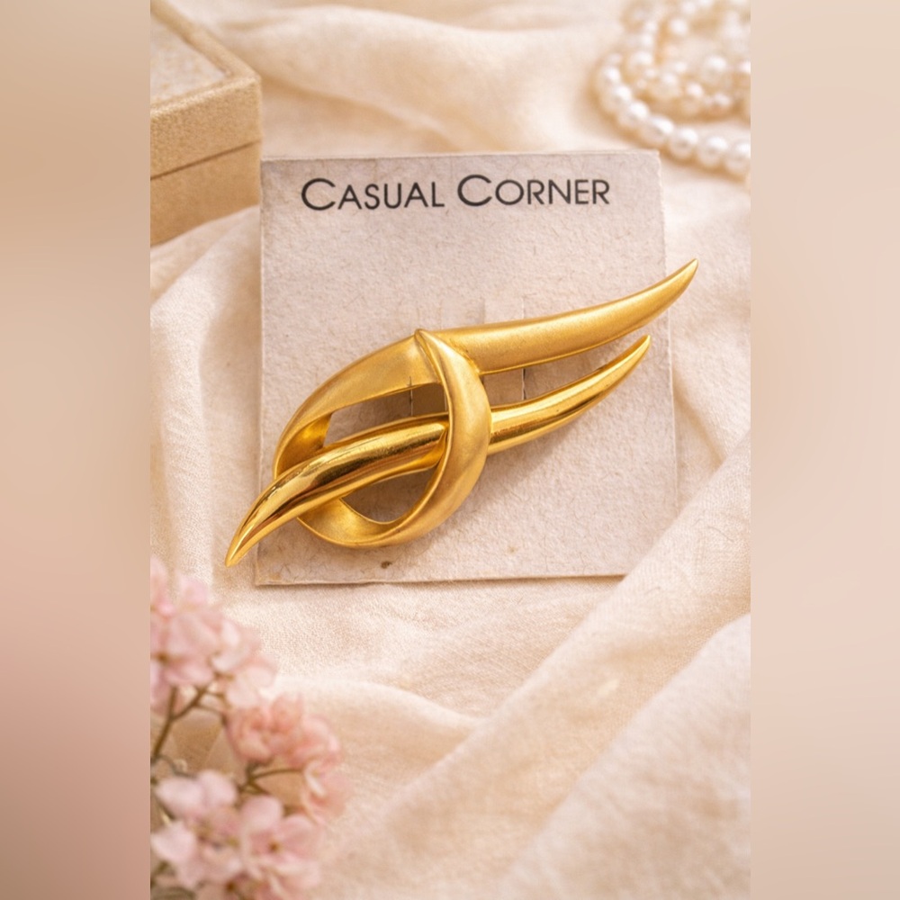 Casual Corner Vintage Gold Tone Abstract Knot Brooch Pin